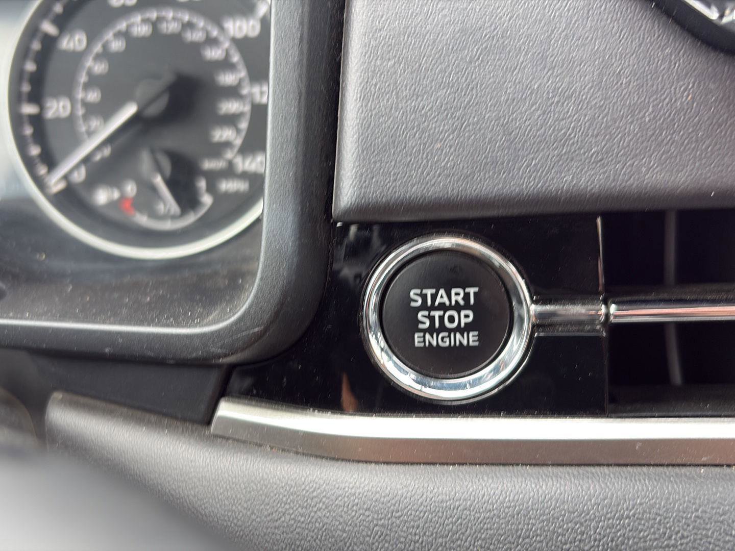 Used 2024 Mitsubishi Outlander SE image 32