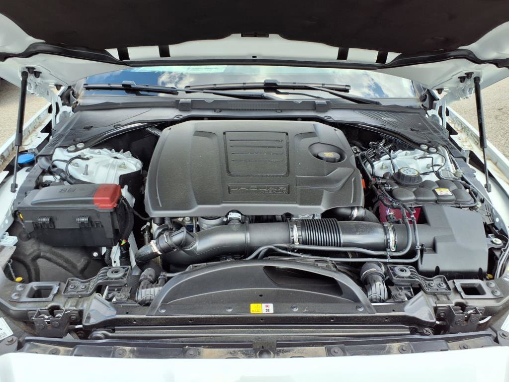 Used 2024 Jaguar XF R-Dynamic SE AWD/4WD image 9