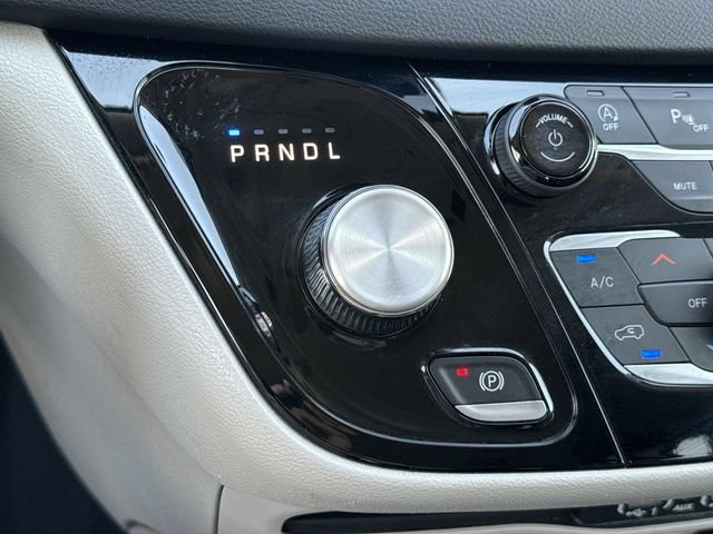 Used 2023 Chrysler Pacifica Touring-L FWD image 20