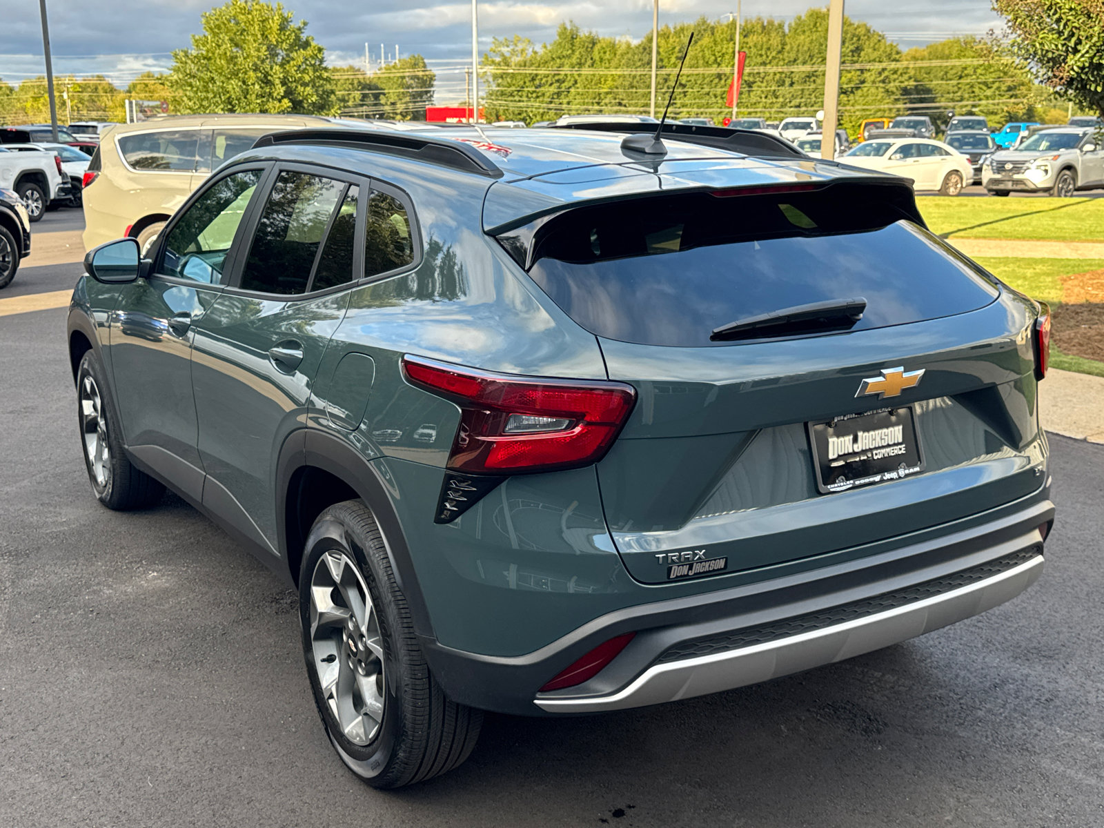 Used 2025 Chevrolet Trax LT FWD image 7