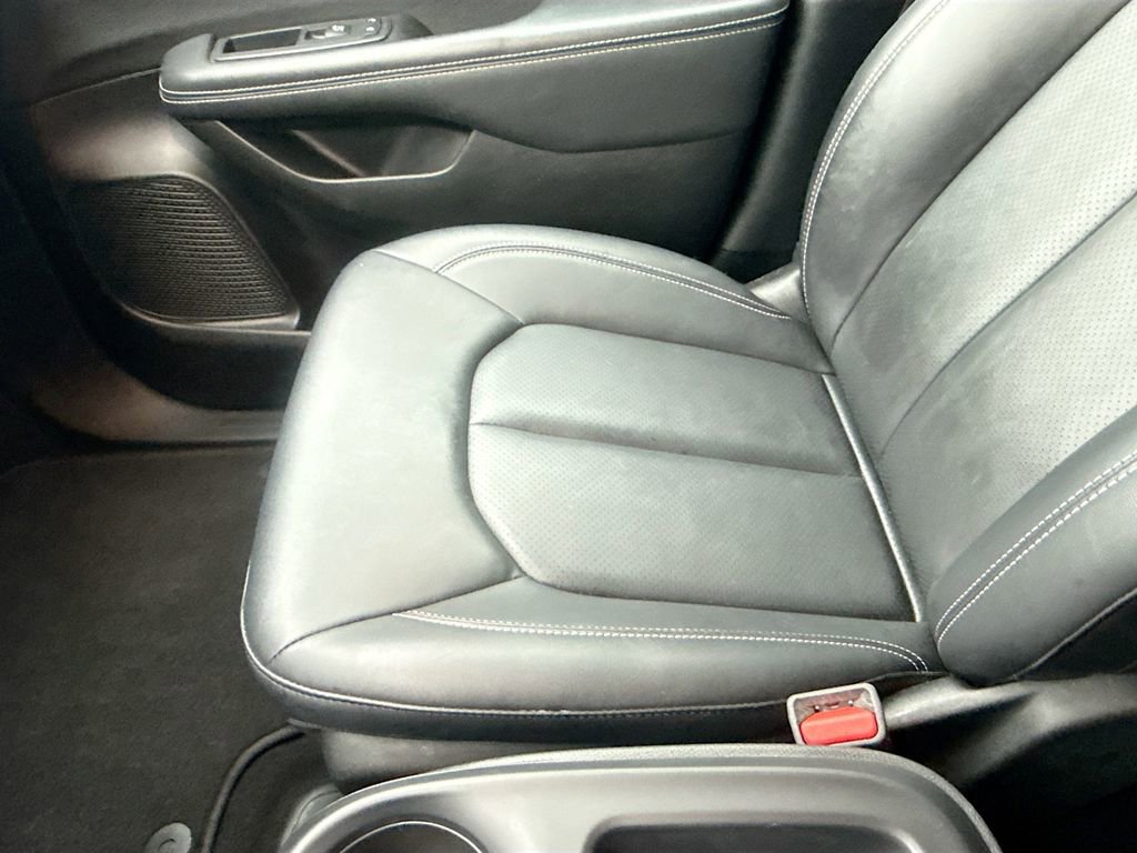 Used 2025 Chrysler Pacifica Select image 24