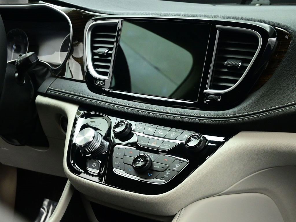 Used 2022 Chrysler Pacifica Limited image 38