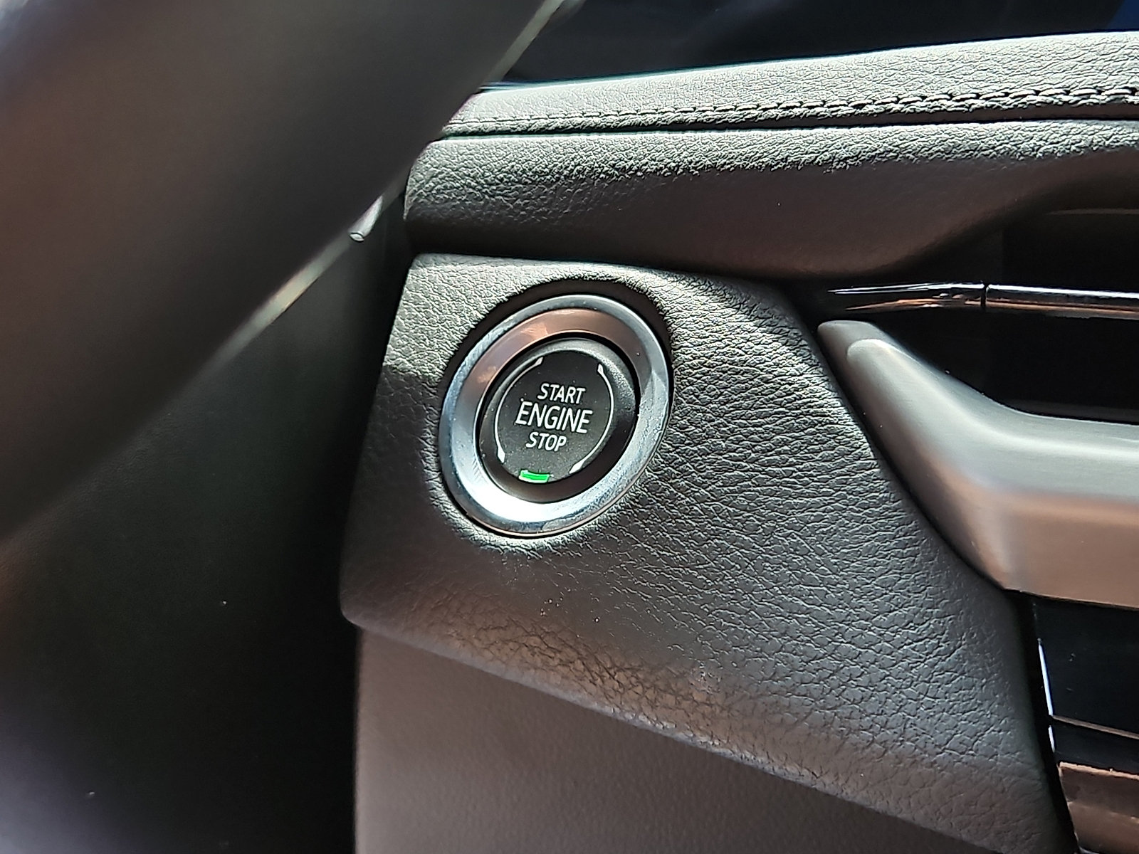 Certified 2025 Cadillac XT4 Premium Luxury AWD/4WD image 23