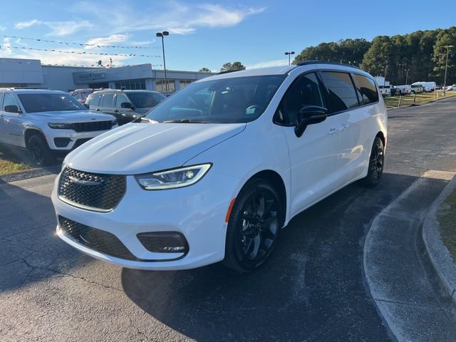 New 2026 Chrysler Pacifica Select w/ S Appearance Package image 4