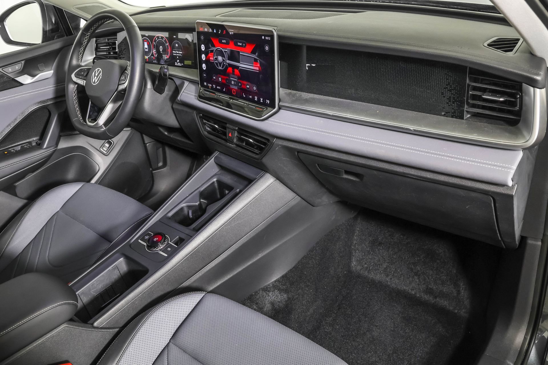 Used 2025 Volkswagen Tiguan SE w/ Panoramic Sunroof Package image 44