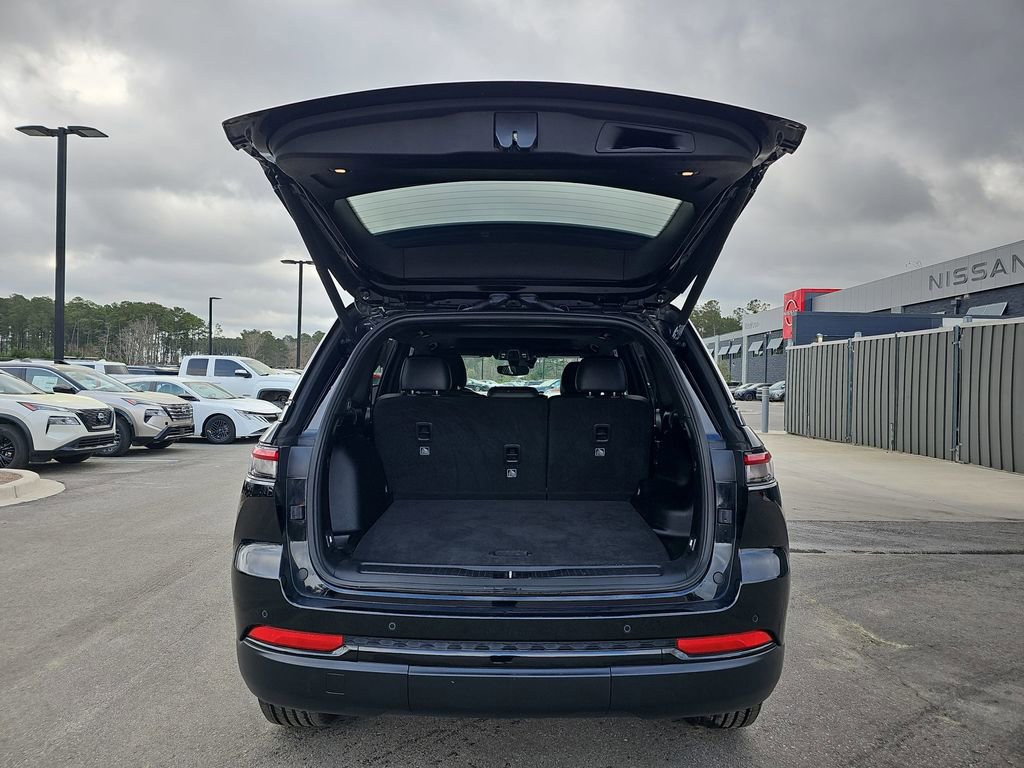 Used 2023 Jeep Grand Cherokee Altitude image 16