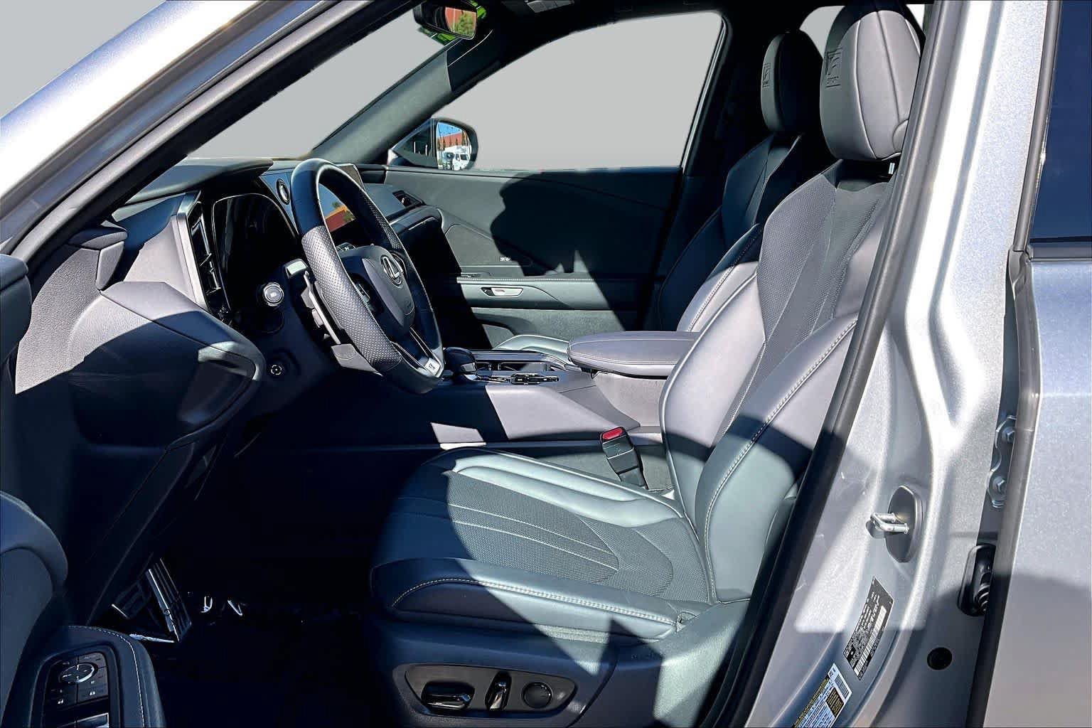 Used 2025 Lexus TX 500h AWD w/ Technology Package image 8