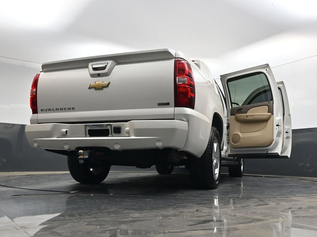 Used 2011 Chevrolet Avalanche LTZ AWD/4WD image 34