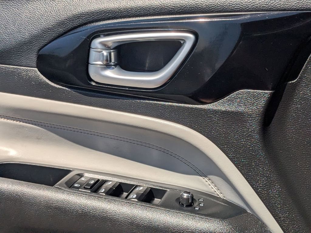 Used 2025 Jeep Compass Limited image 16