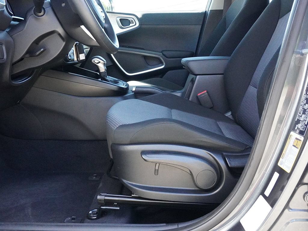 Used 2025 Kia Soul LX w/ LX Technology Package FWD image 27