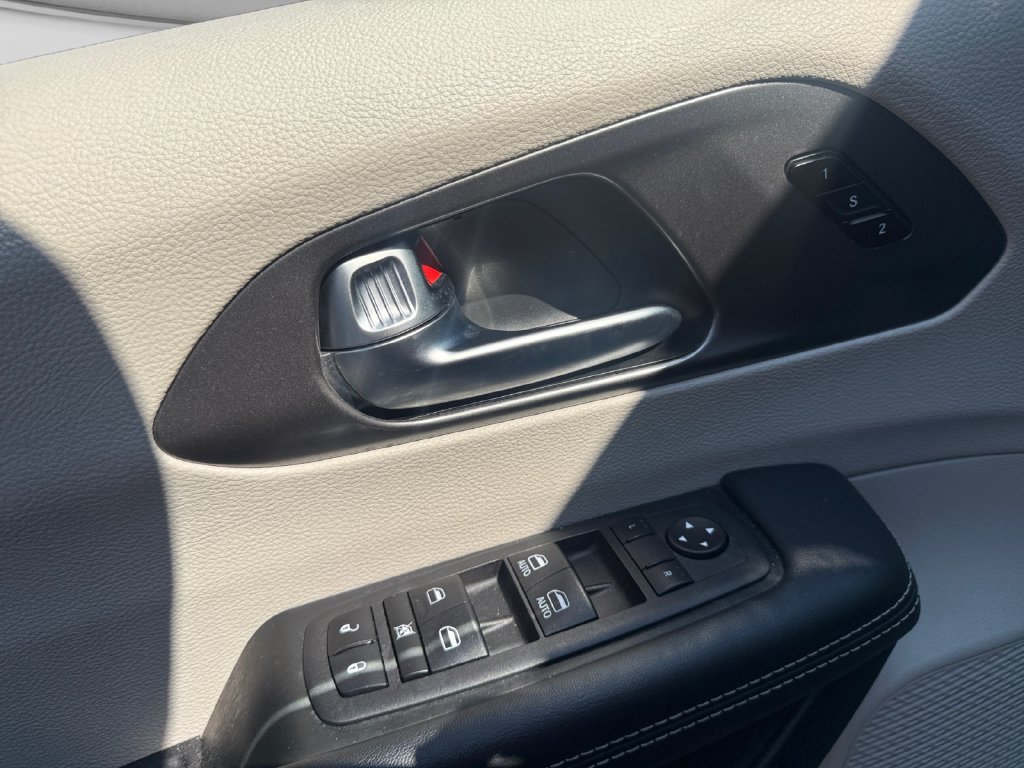 Used 2023 Chrysler Pacifica Touring-L FWD image 20