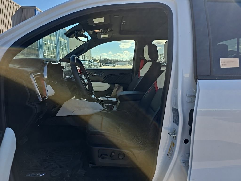 Used 2025 GMC Canyon AT4 w/ AT4X Package image 9