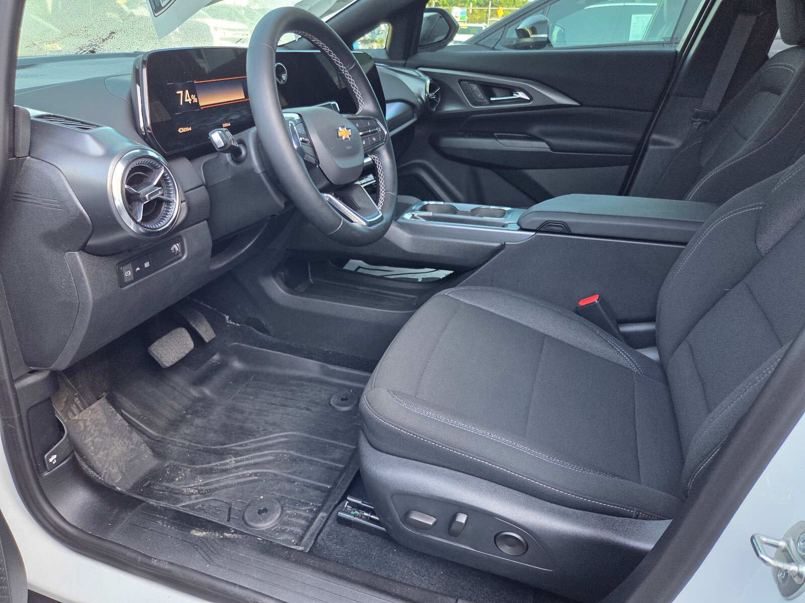 Used 2026 Chevrolet Equinox EV LT w/ Comfort Package FWD image 6