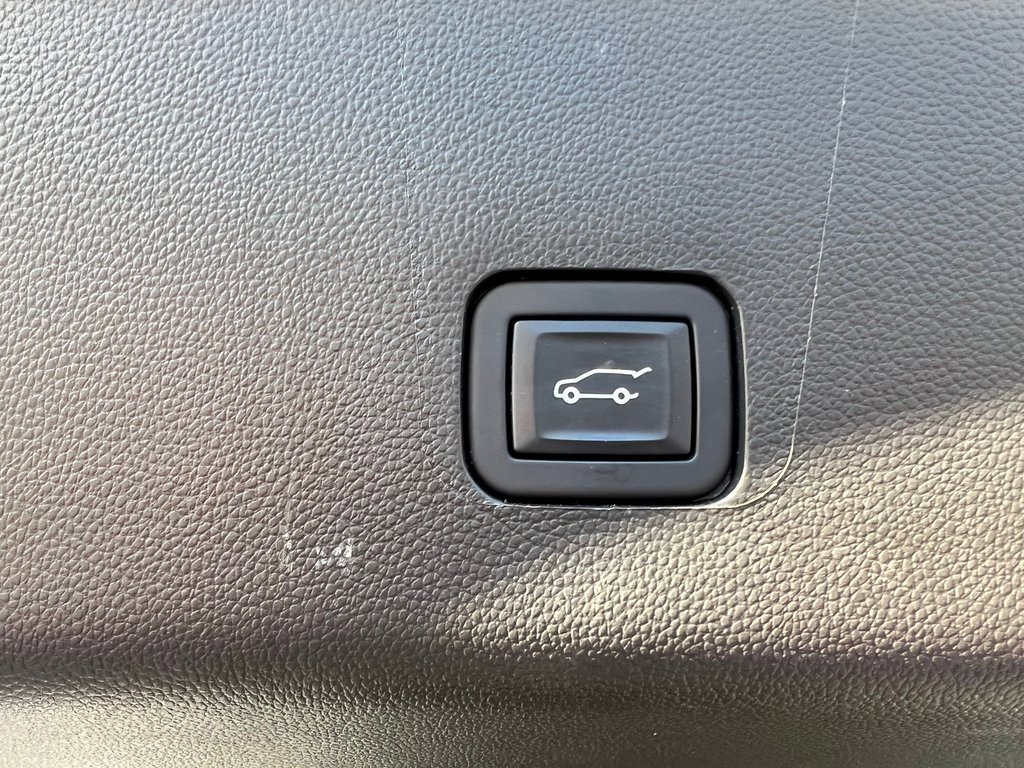 Used 2022 Chevrolet Traverse Premier w/ Redline Edition image 14