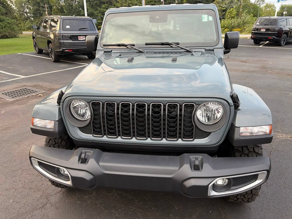 Used 2025 Jeep Gladiator Sport AWD/4WD image 3