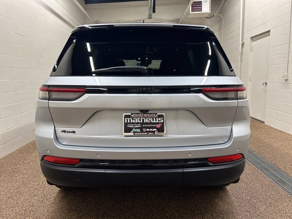 Used 2024 Jeep Grand Cherokee Altitude AWD/4WD image 3
