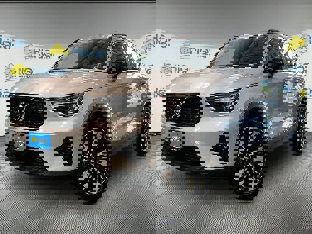Used 2025 Volvo XC40 B5 Plus image 3