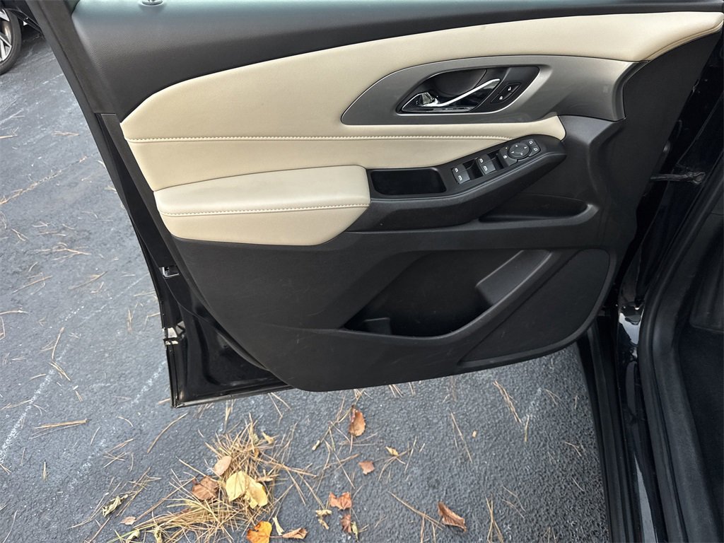 Used 2022 Chevrolet Traverse LS image 11