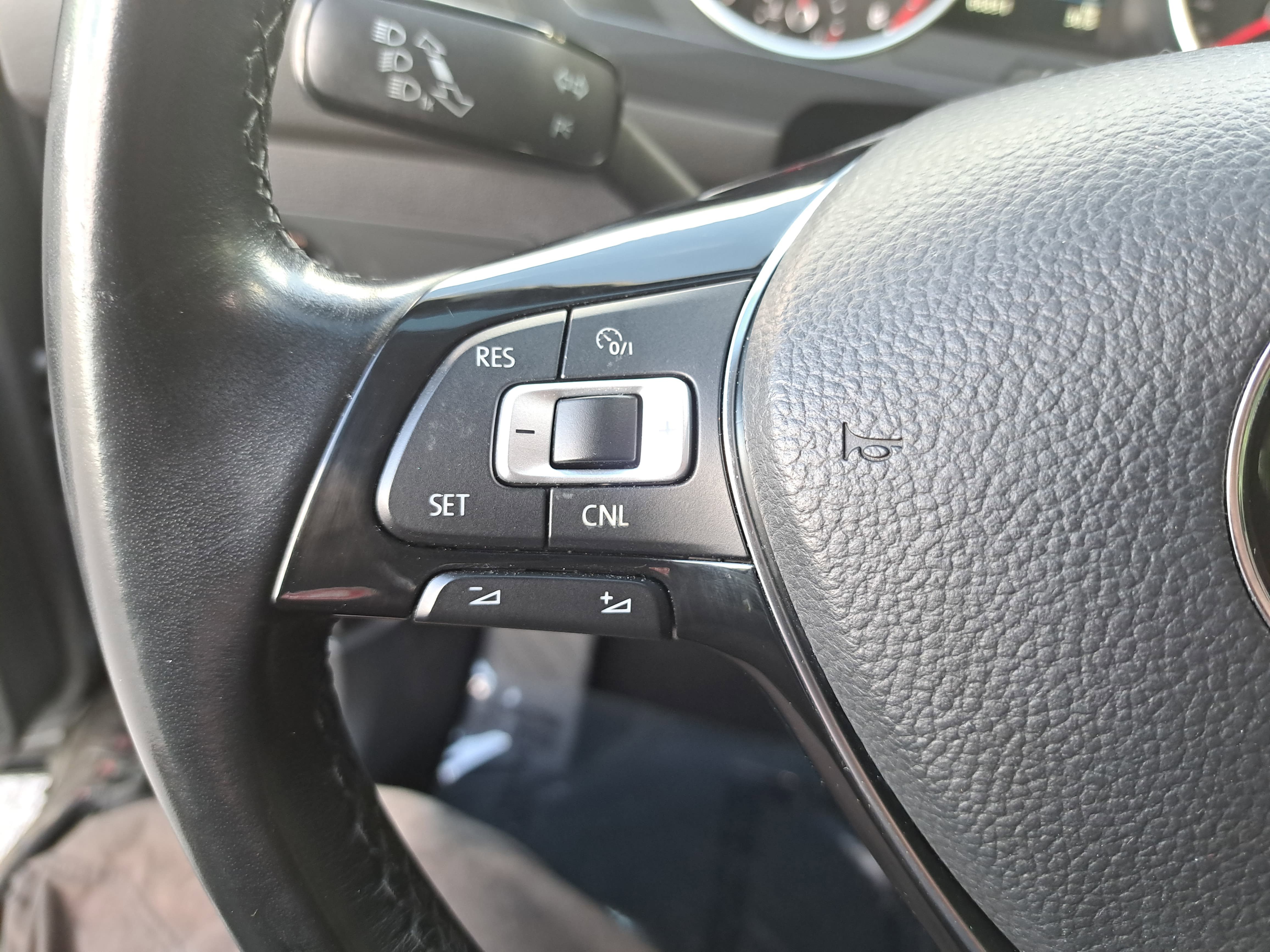 Used 2018 Volkswagen Tiguan SE w/ Panoramic Sunroof Package AWD/4WD image 16