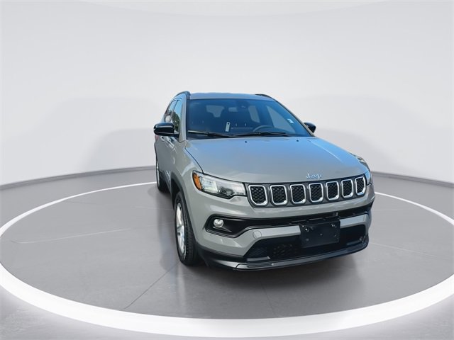 Used 2024 Jeep Compass Latitude image 3