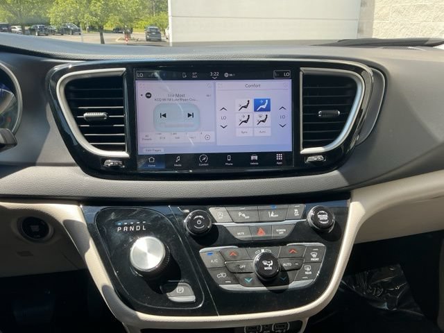 Used 2023 Chrysler Pacifica Touring-L FWD image 22