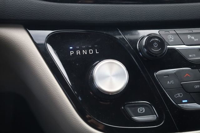 Used 2023 Chrysler Pacifica Touring-L image 19