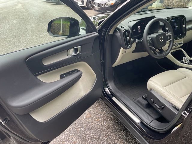 Certified 2023 Volvo XC40 B5 Plus w/ Protection Package Premier AWD/4WD image 11