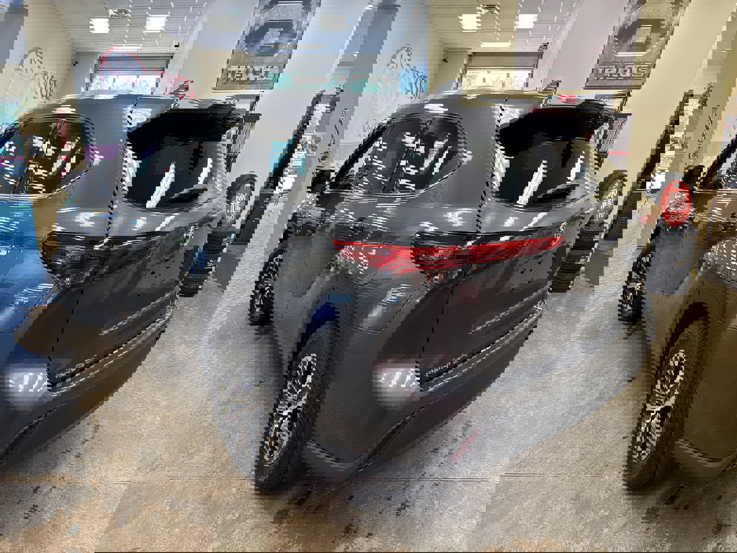 Used 2022 Toyota Highlander XLE image 10