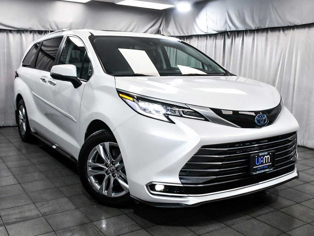 Used 2023 Toyota Sienna Limited image 3