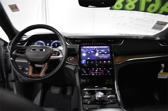 Used 2025 Jeep Grand Cherokee Summit image 33