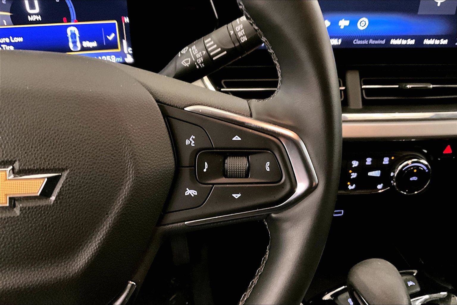 Used 2025 Chevrolet Trax LT w/ LT Convenience Package image 18