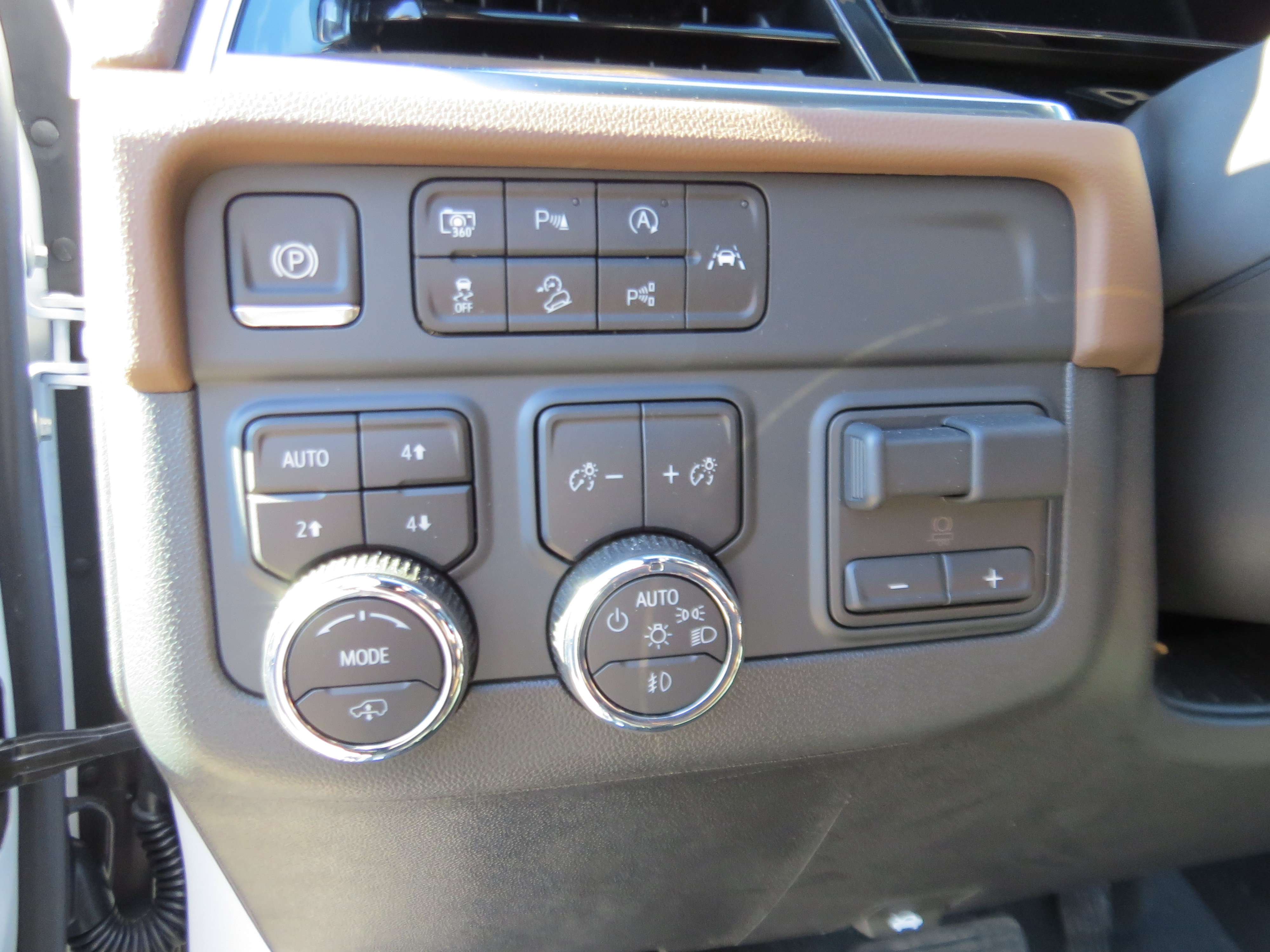 Used 2025 Chevrolet Suburban High Country AWD/4WD image 22