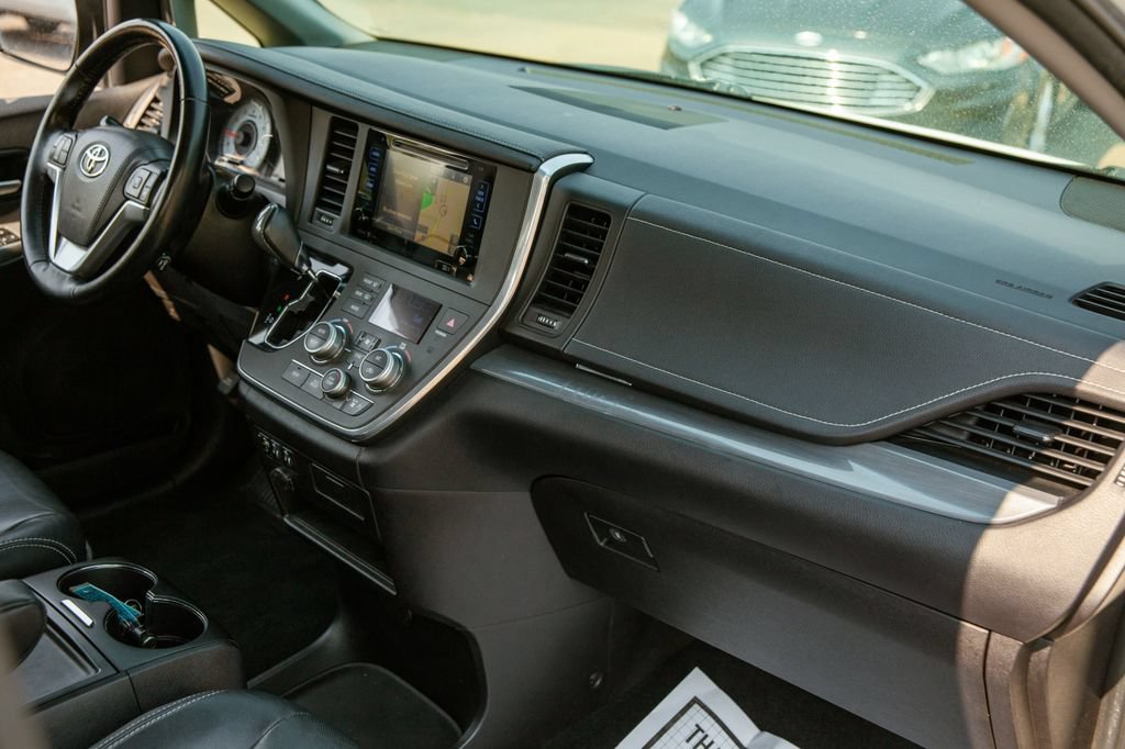 Used 2015 Toyota Sienna SE w/ SE Preferred Package FWD image 11