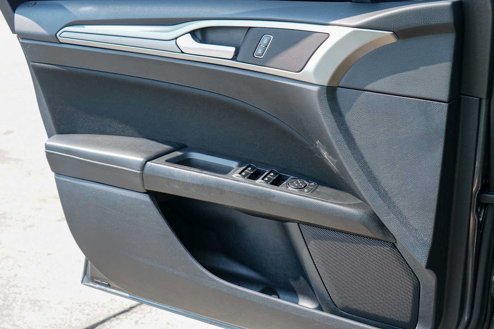 Used 2020 Ford Fusion SE FWD image 17