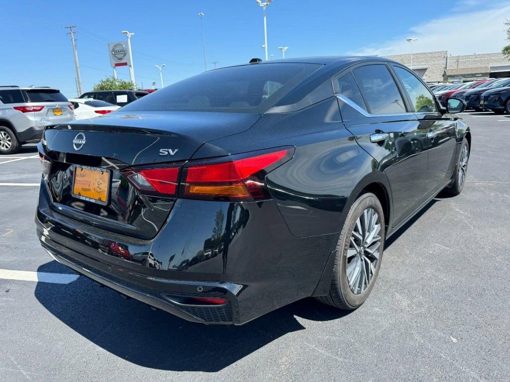 Used 2024 Nissan Altima 2.5 SV FWD image 3