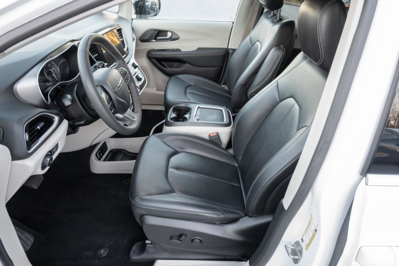 Used 2024 Chrysler Pacifica Touring-L image 14