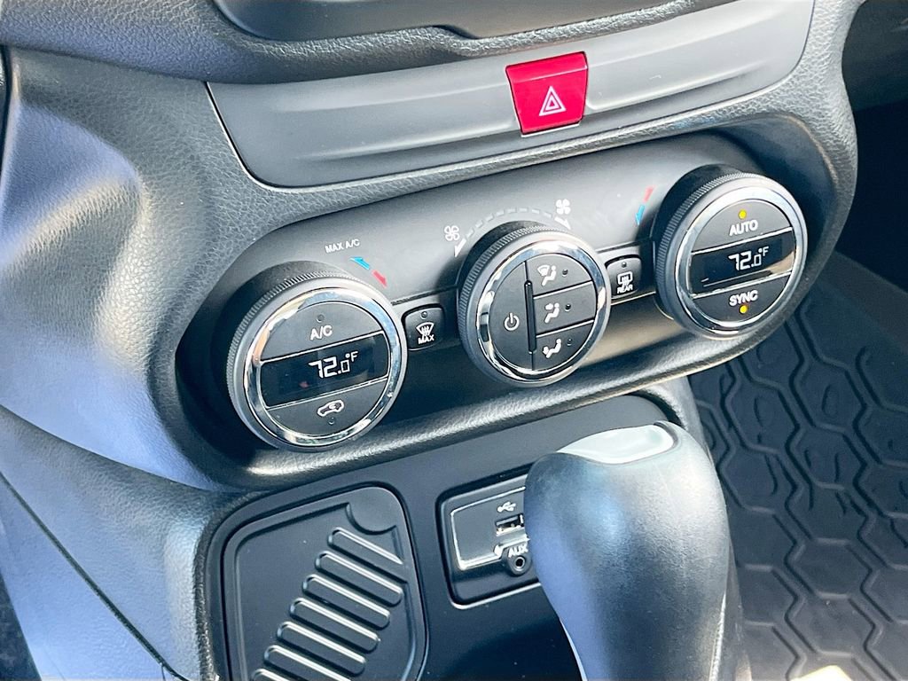 Certified 2016 Jeep Renegade Latitude image 15