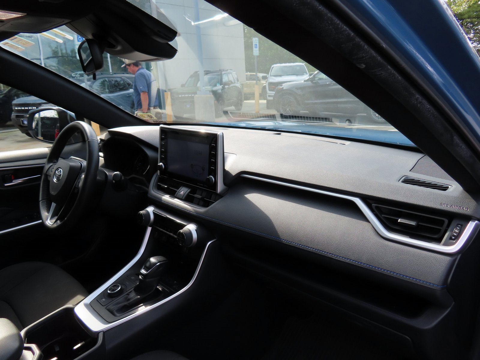 Used 2022 Toyota RAV4 SE w/ Convenience Package image 15