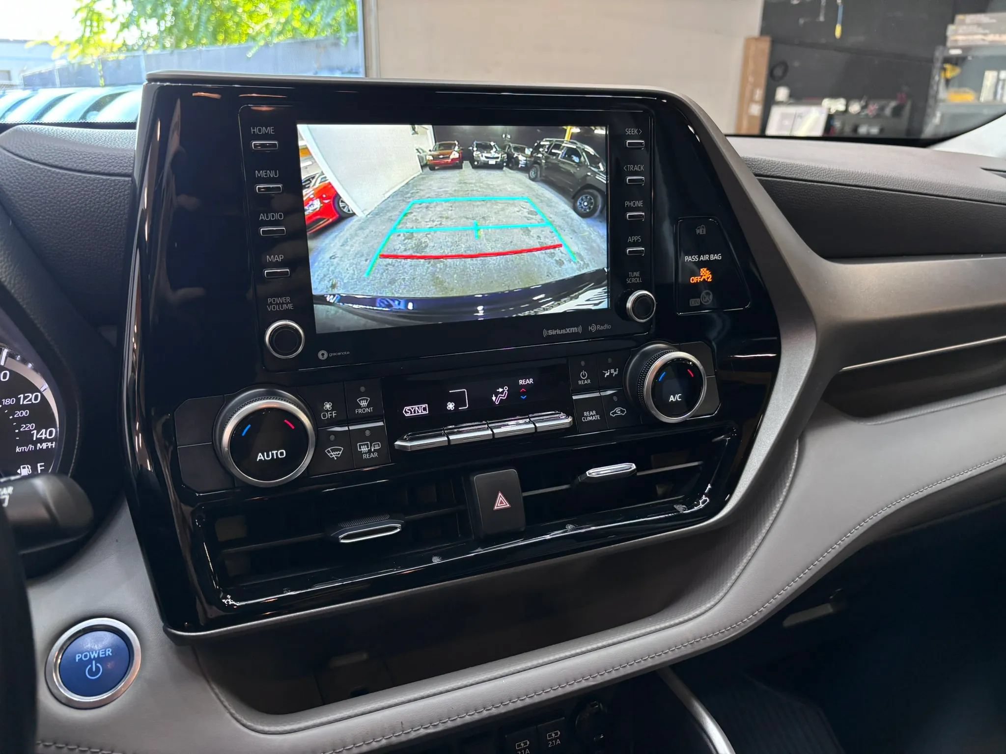 Used 2020 Toyota Highlander LE AWD/4WD image 15
