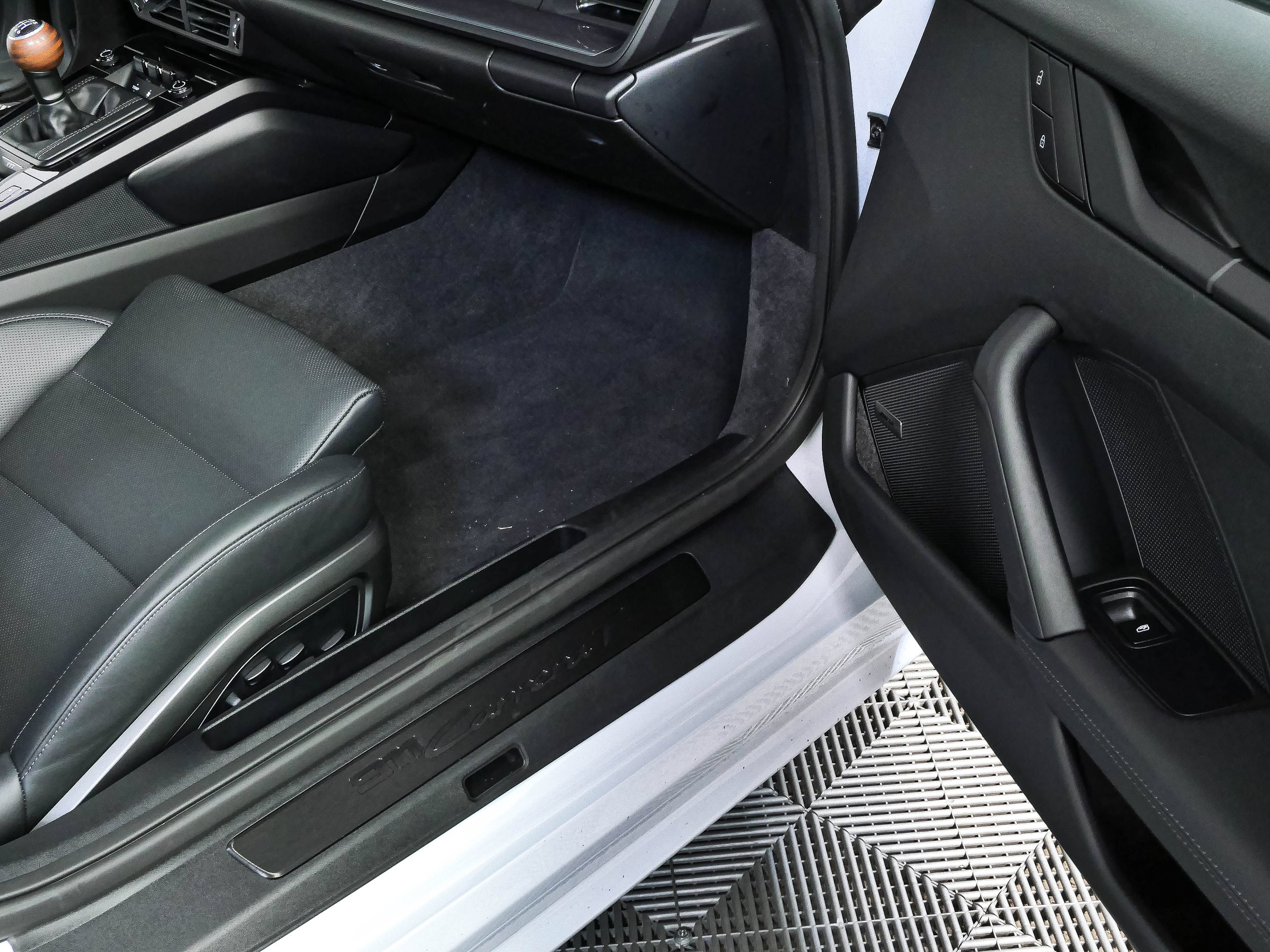 Certified 2025 Porsche 911 Carrera RWD image 24