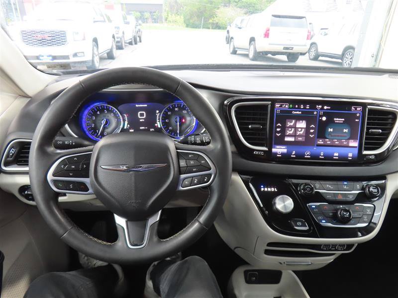 Used 2023 Chrysler Pacifica Touring-L FWD image 20