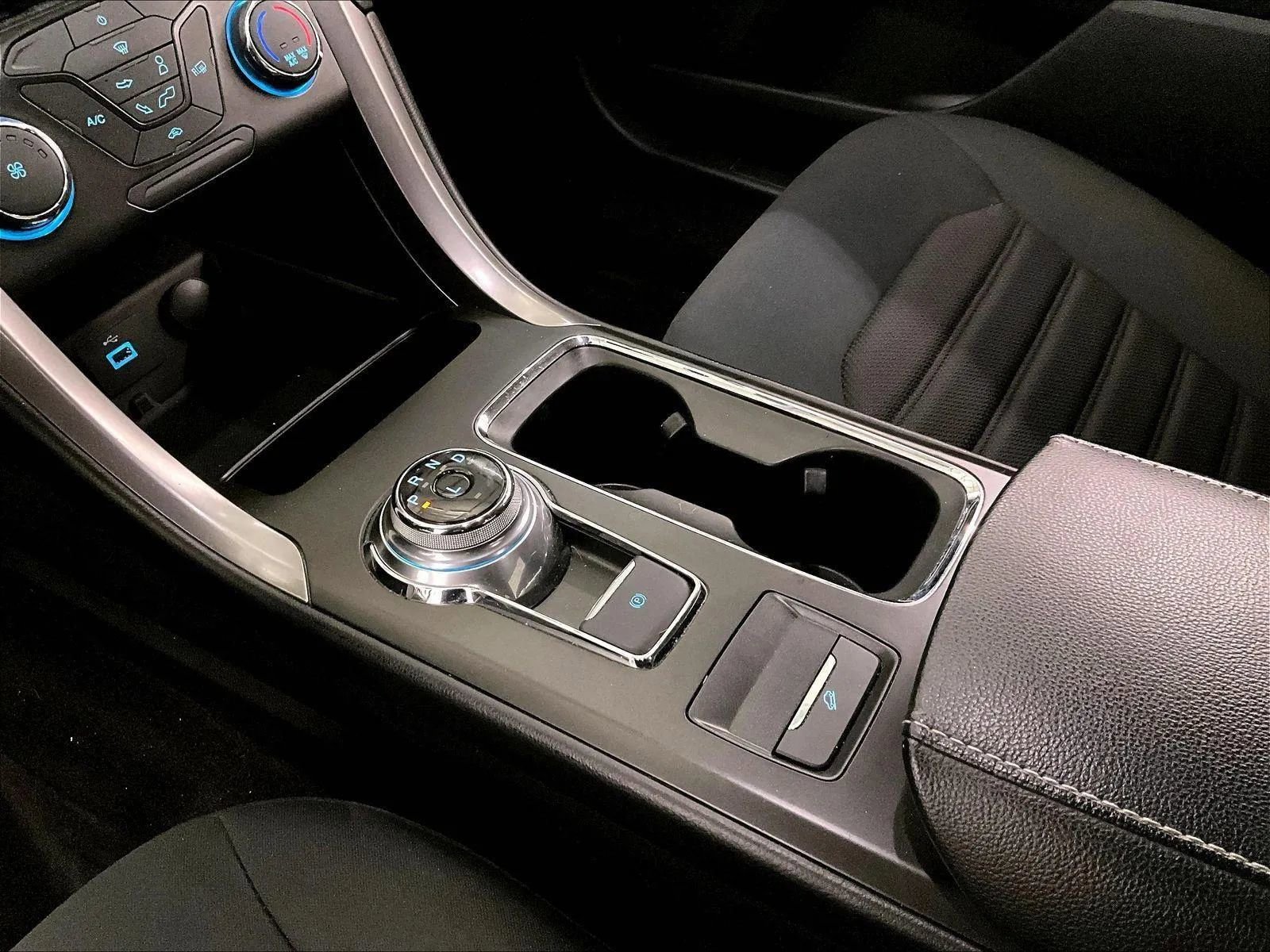 Used 2018 Ford Fusion SE FWD image 16