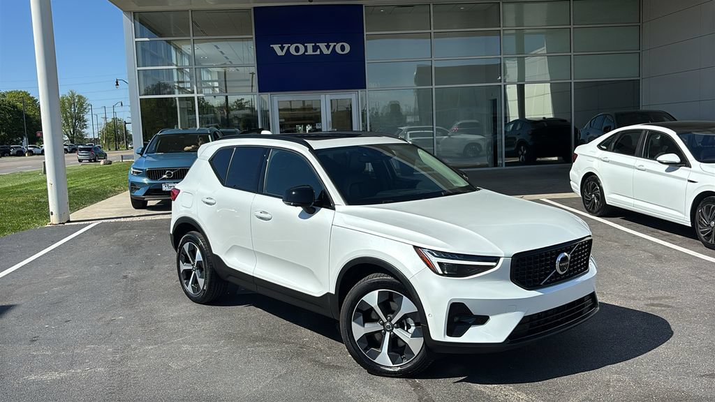 Certified 2026 Volvo XC40 B5 Plus AWD/4WD image 2
