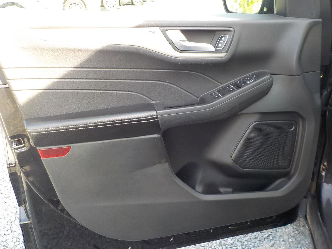 Used 2021 Ford Escape SE w/ SE Sport Appearance Package image 9