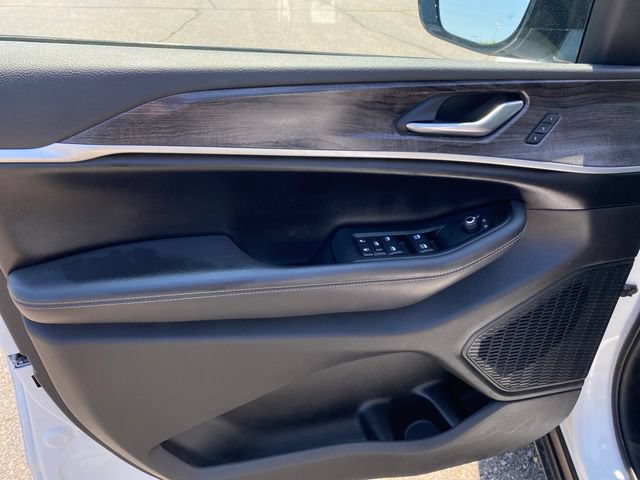 Used 2023 Jeep Grand Cherokee Limited AWD/4WD image 17