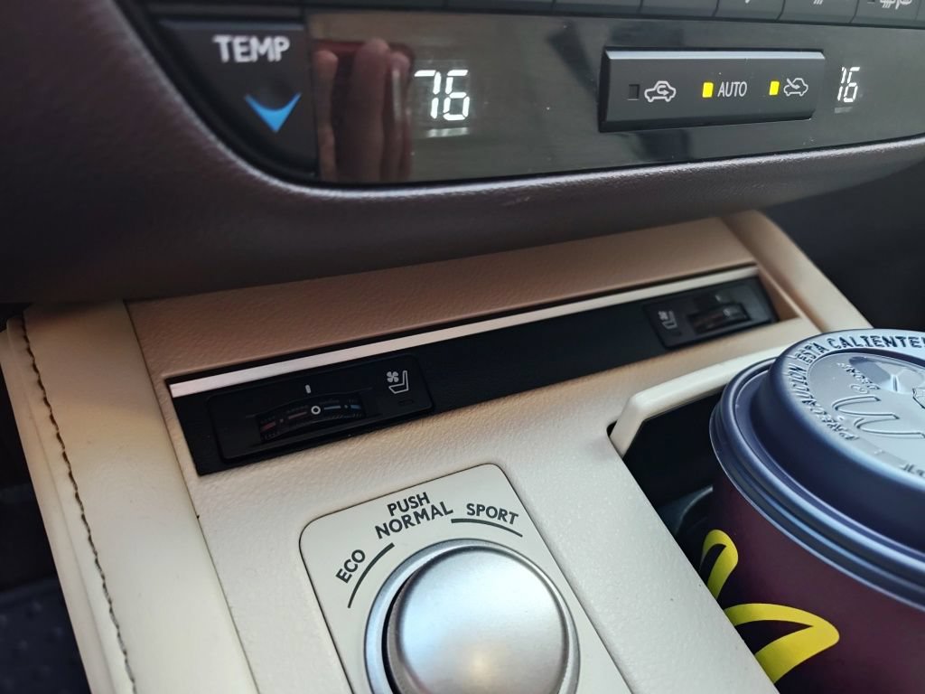 Used 2016 Lexus ES 350 w/ Premium Package w/Wood Trim FWD image 13