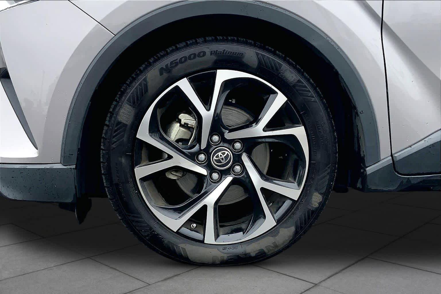 Used 2019 Toyota C-HR XLE FWD image 10