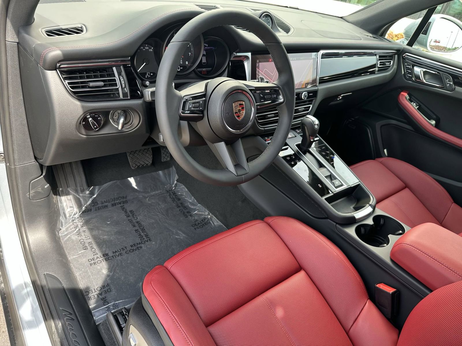 Certified 2025 Porsche Macan AWD/4WD image 4