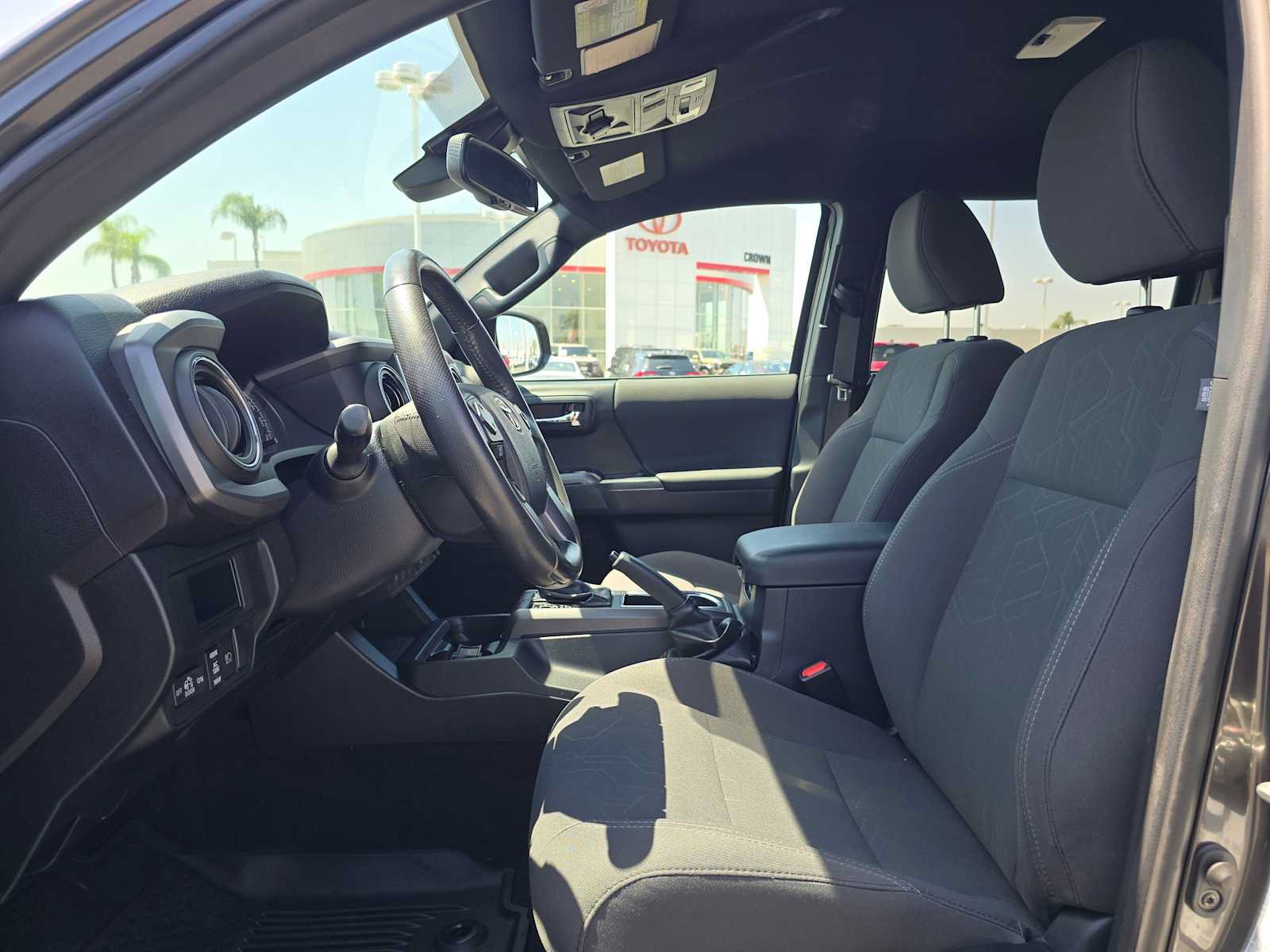 Used 2018 Toyota Tacoma TRD Off-Road w/ Technology Package AWD/4WD image 22