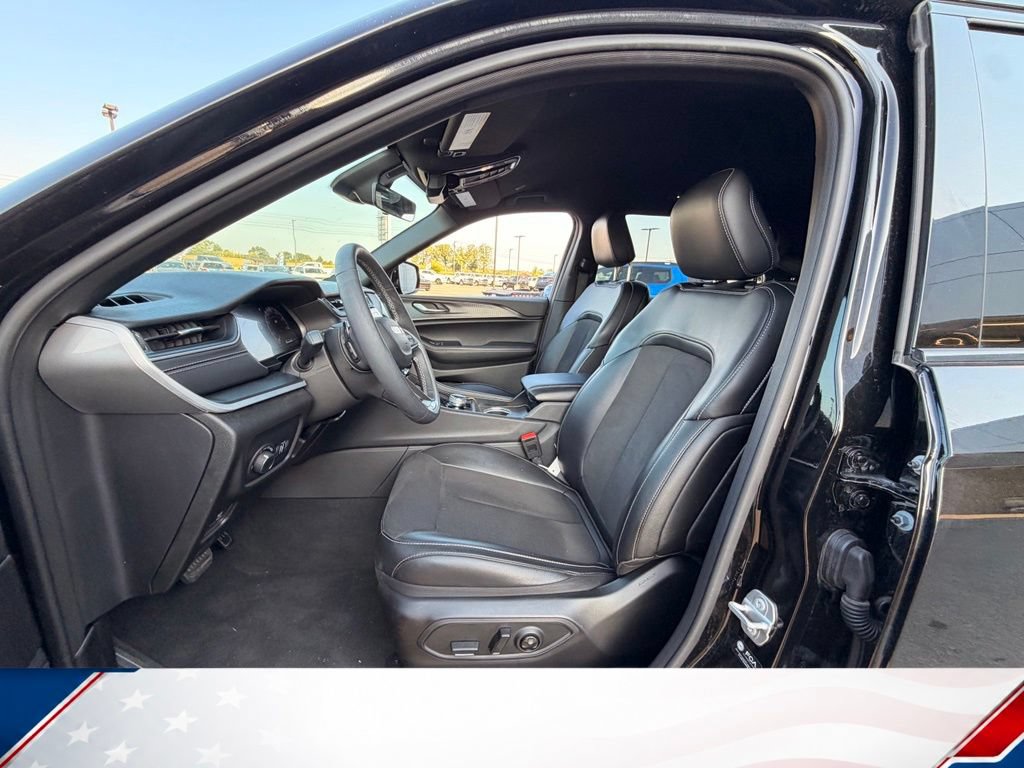 Used 2025 Jeep Grand Cherokee L Laredo AWD/4WD image 12